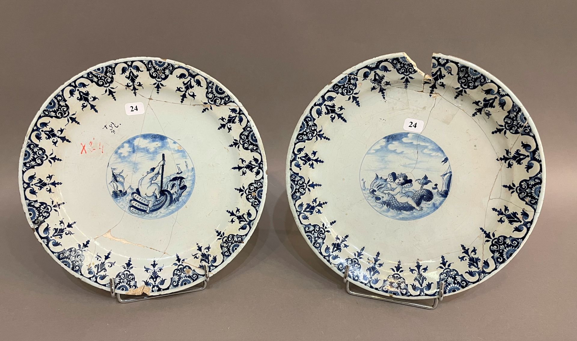 Null 鲁昂

2个陶器盘子，中间有蓝色camaïeu装饰，上面有一个海豚的徽章，翅膀上有羊角花。 Poterat制造，徽章上有J.L.F的字样。18世纪初。&hellip;