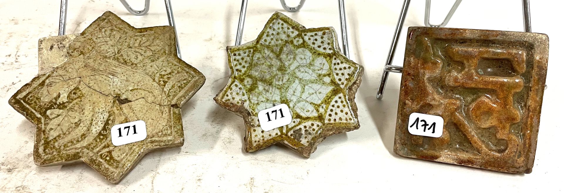 Null IRAN - 3 Keramikfliesen, davon 2 in Form von achteckigen Sternen, dekoriert&hellip;