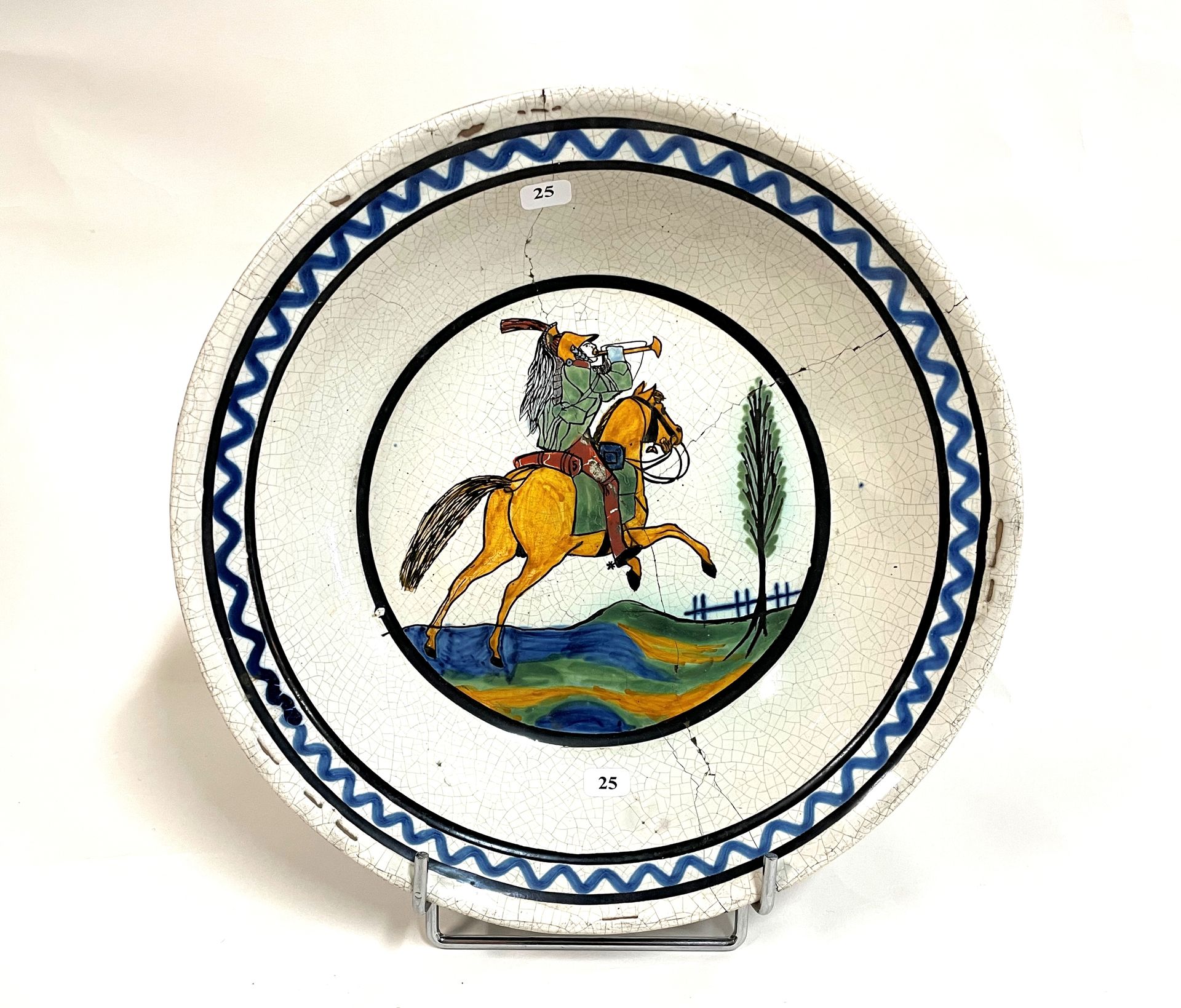 Null FORGES-LES-EAUX：锡釉陶器圆盘，上面有多色装饰，有风景中拿着号角的骑手 - 19世纪中叶 - 长30厘米（断裂和装订）。