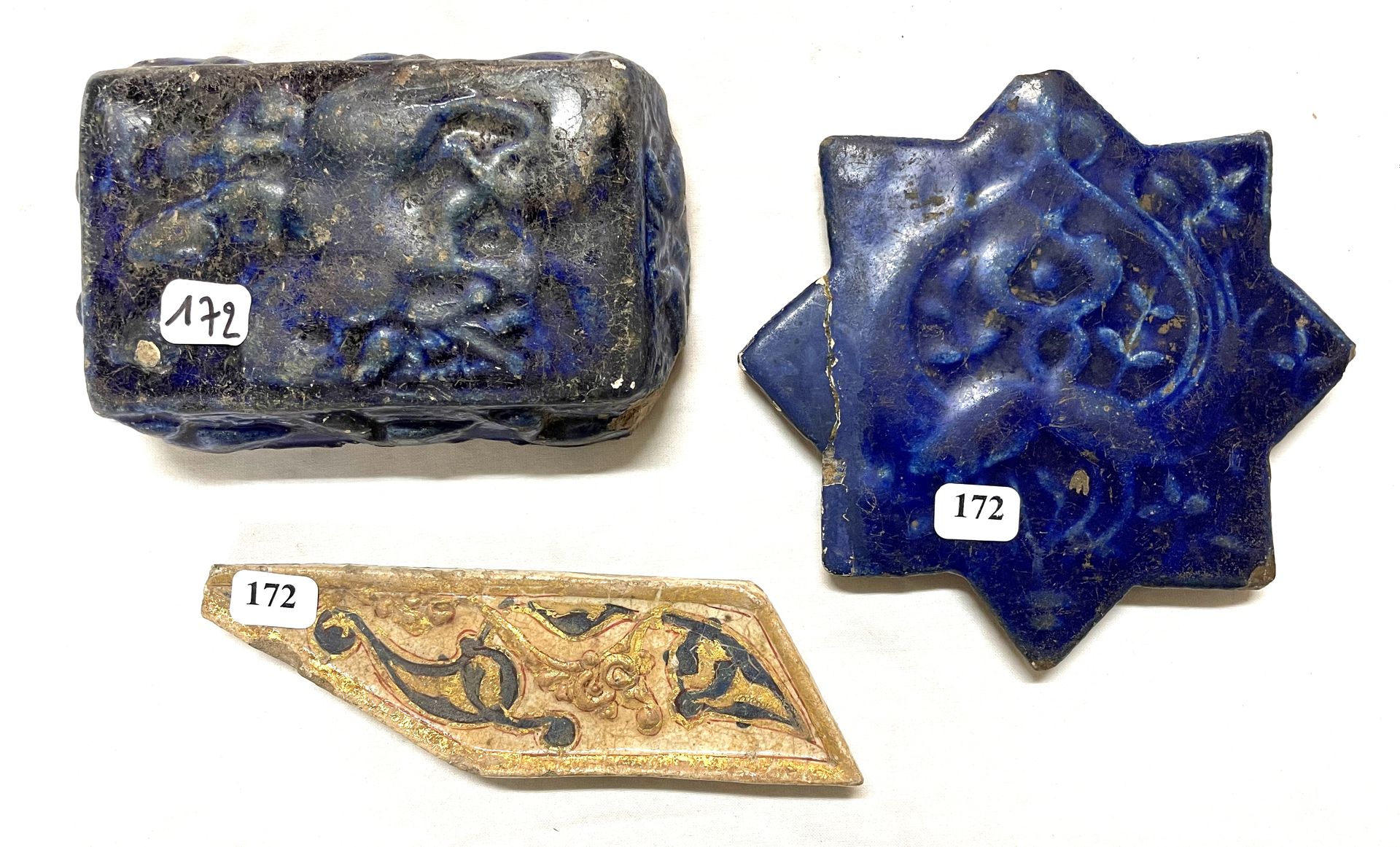 IRAN 2 Keramikfliesen, eine in Form eines achteckigen Sterns mit Reliefdekor unt&hellip;