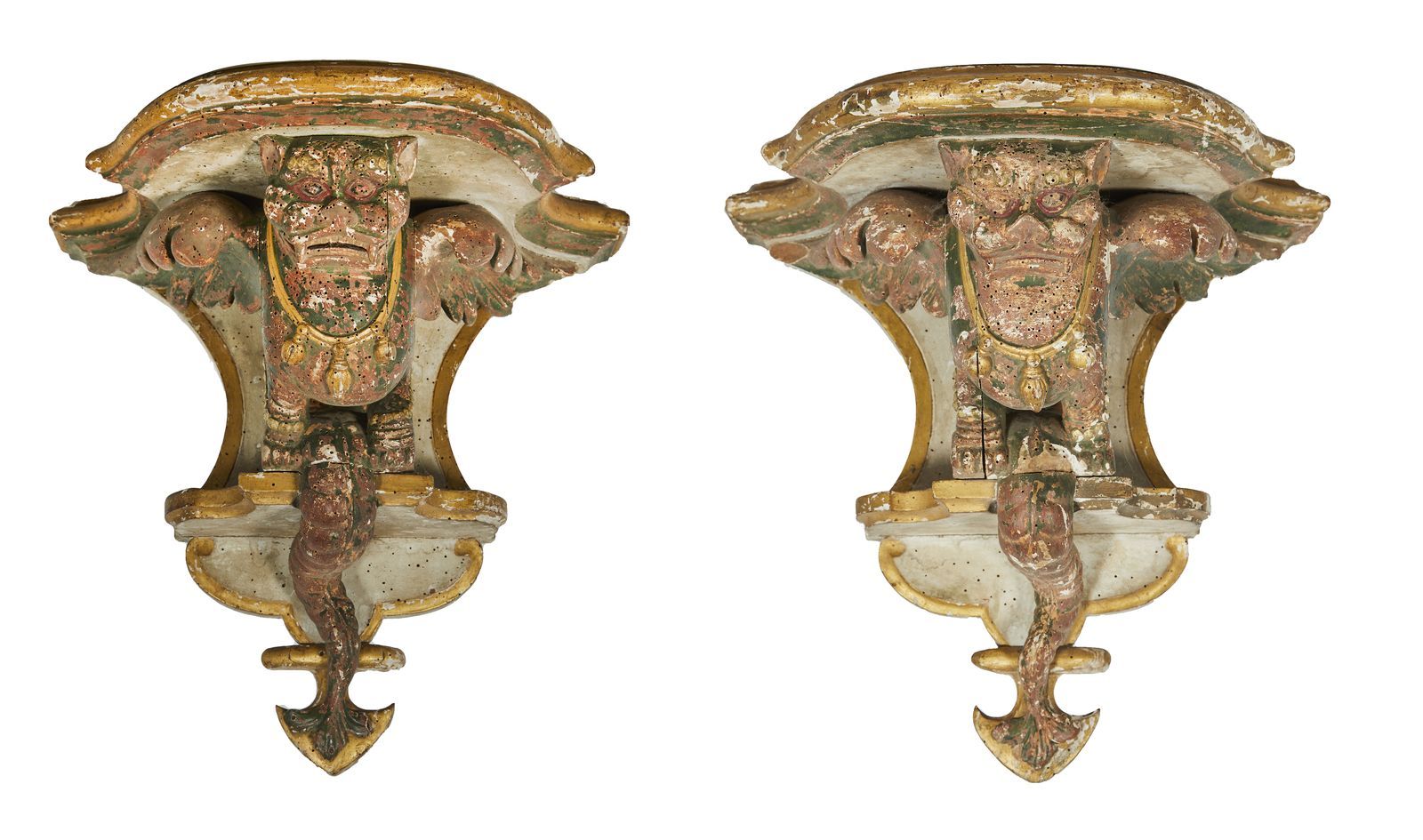 Null 114-罕见的一对壁炉

一对多色雕刻的木制控制台，有镀金的亮点和龙伸出翅膀的圆形浮雕装饰。

英国（？）19世纪。



多面体的小事故和磨损。

&hellip;