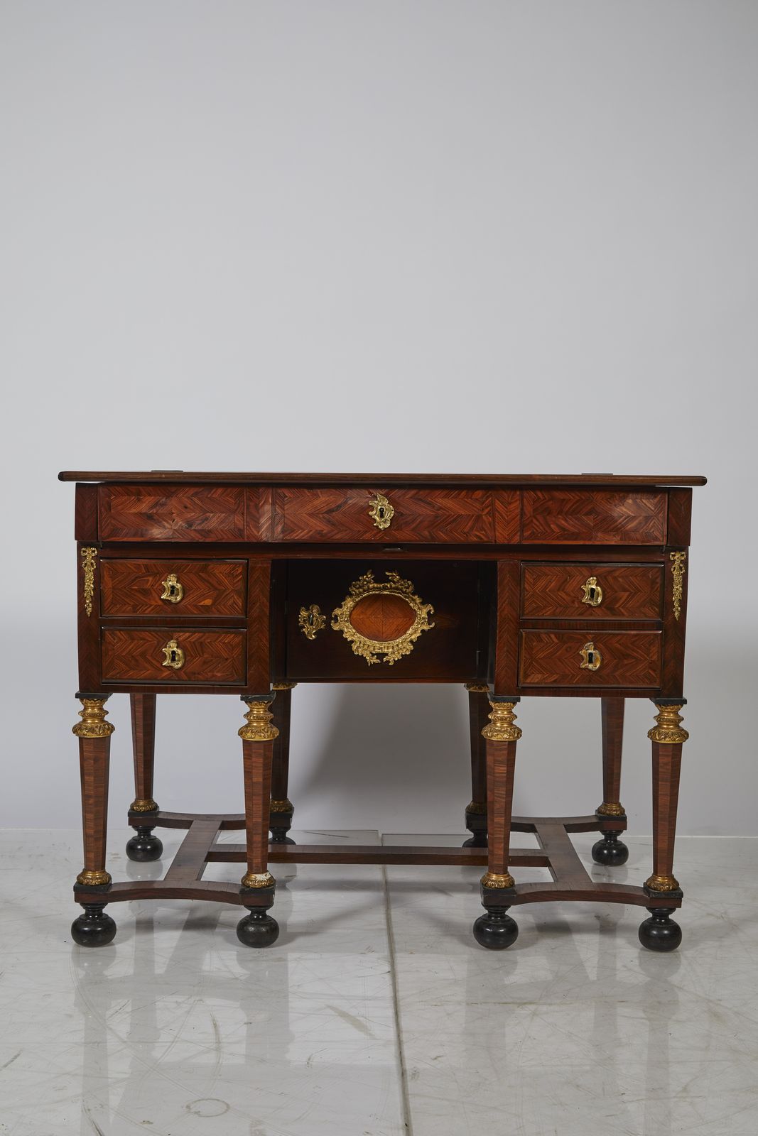 Null 425-Mazarin desk in veneer with inlaid decoration. The top with a flap reve&hellip;
