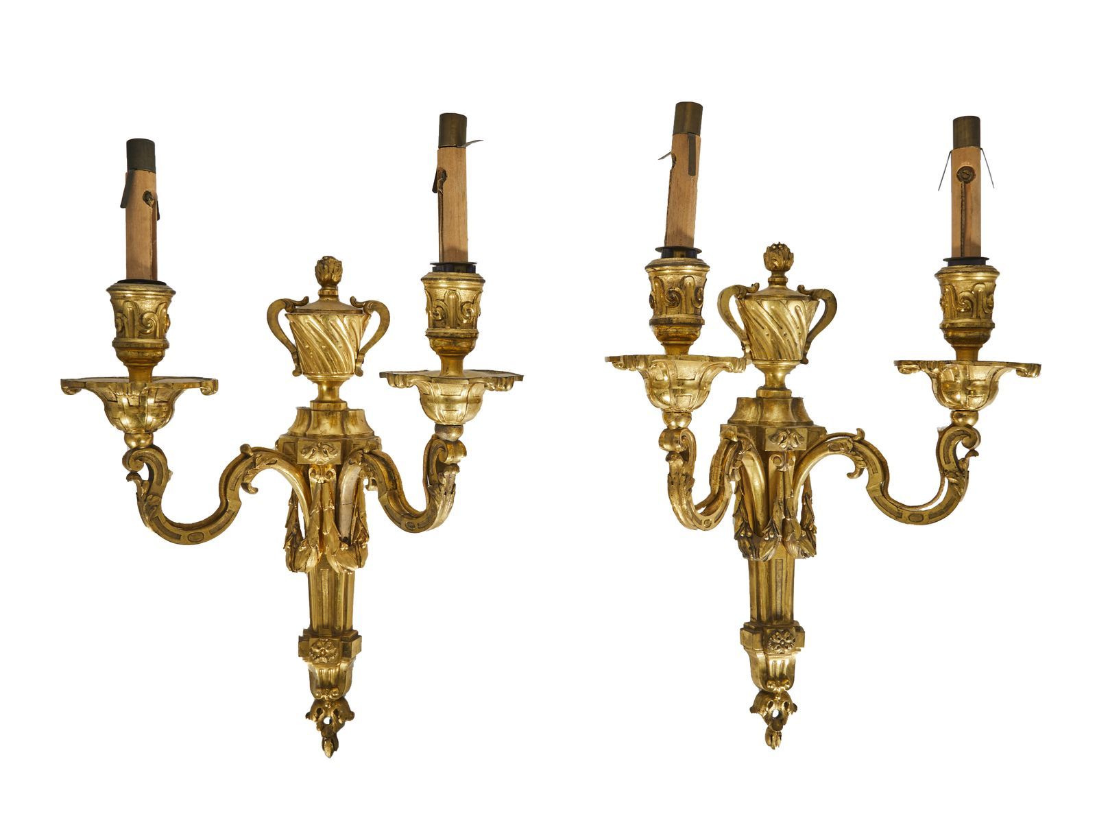 Null 122-Pair of two sconces in chased and gilded bronze decorated with foliage &hellip;