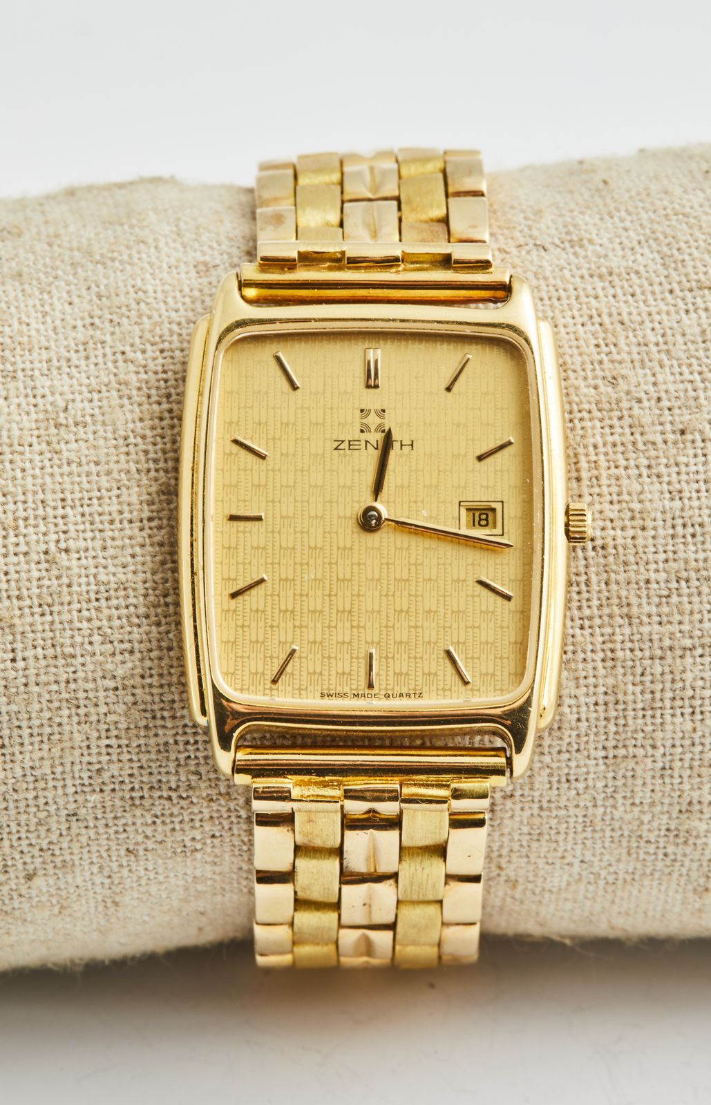 Null 244-ZENITH: orologio da uomo in oro giallo, cassa tonneau, indici a bastone&hellip;