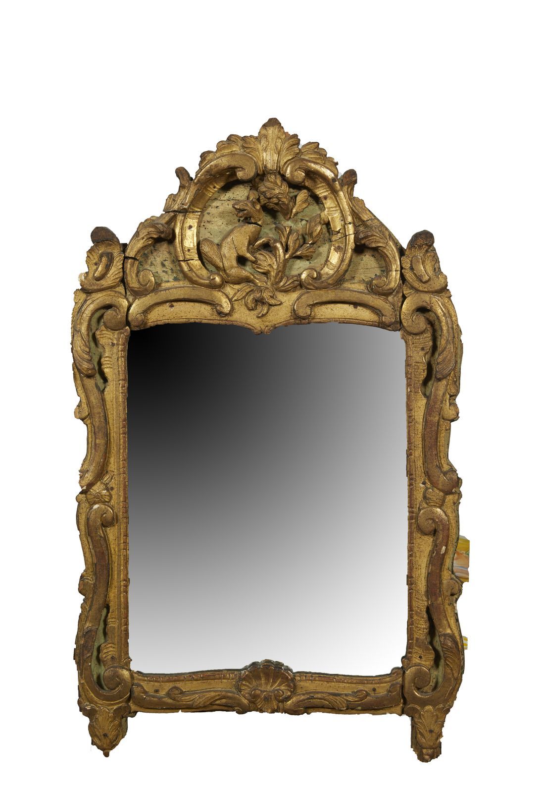 Null 138-Miroir en bois stuqué et doré à riche décor d'acanthes stylisées; écure&hellip;