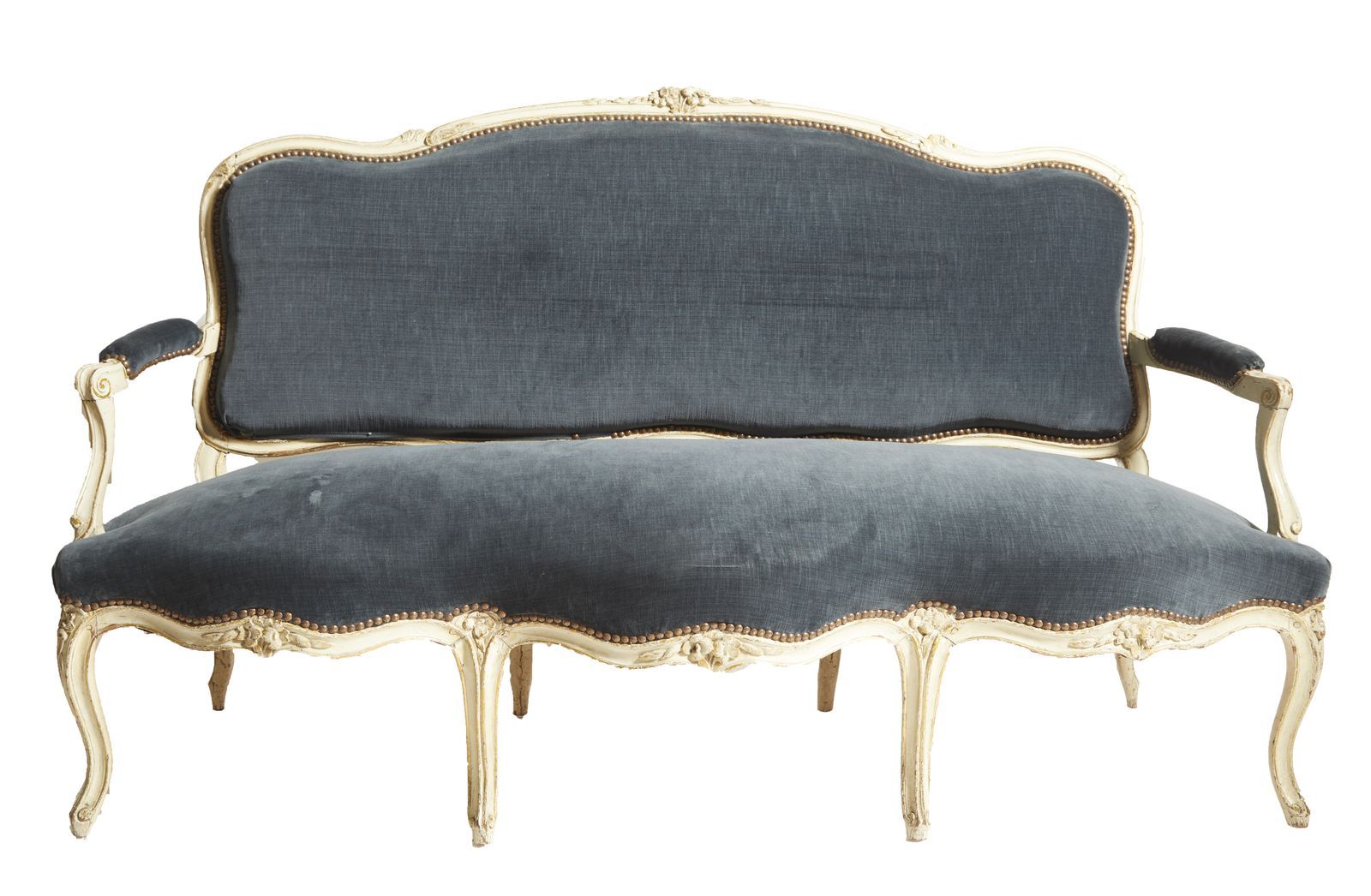 Null 451-木制沙发，模制和雕刻的木头，白色的rechampi。靠背和蜿蜒的腰带上装饰着风格化的花朵和刺绣；弯曲的底座。

Lous XV时期

蓝色天鹅&hellip;