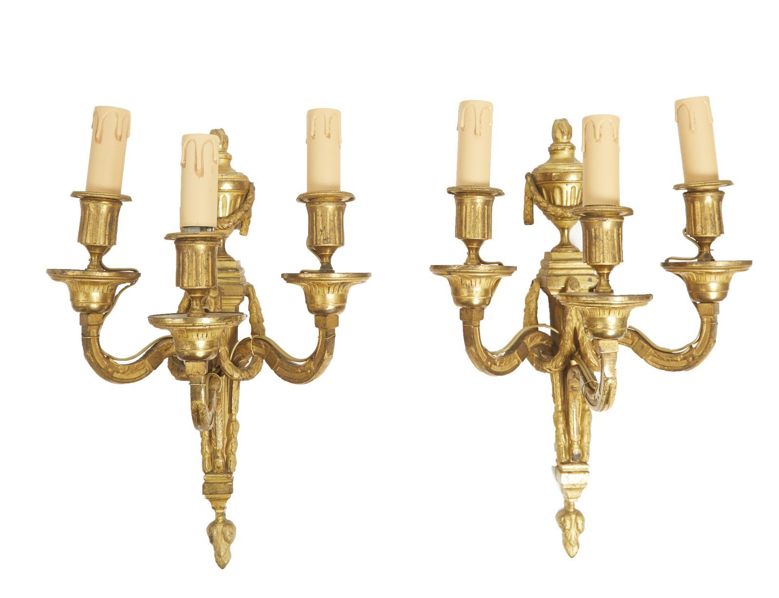 Null 145-一对饰有月桂和棕榈花的铜制镀金凹槽的三臂壁灯。

凹槽臂。

19世纪初

35x25厘米