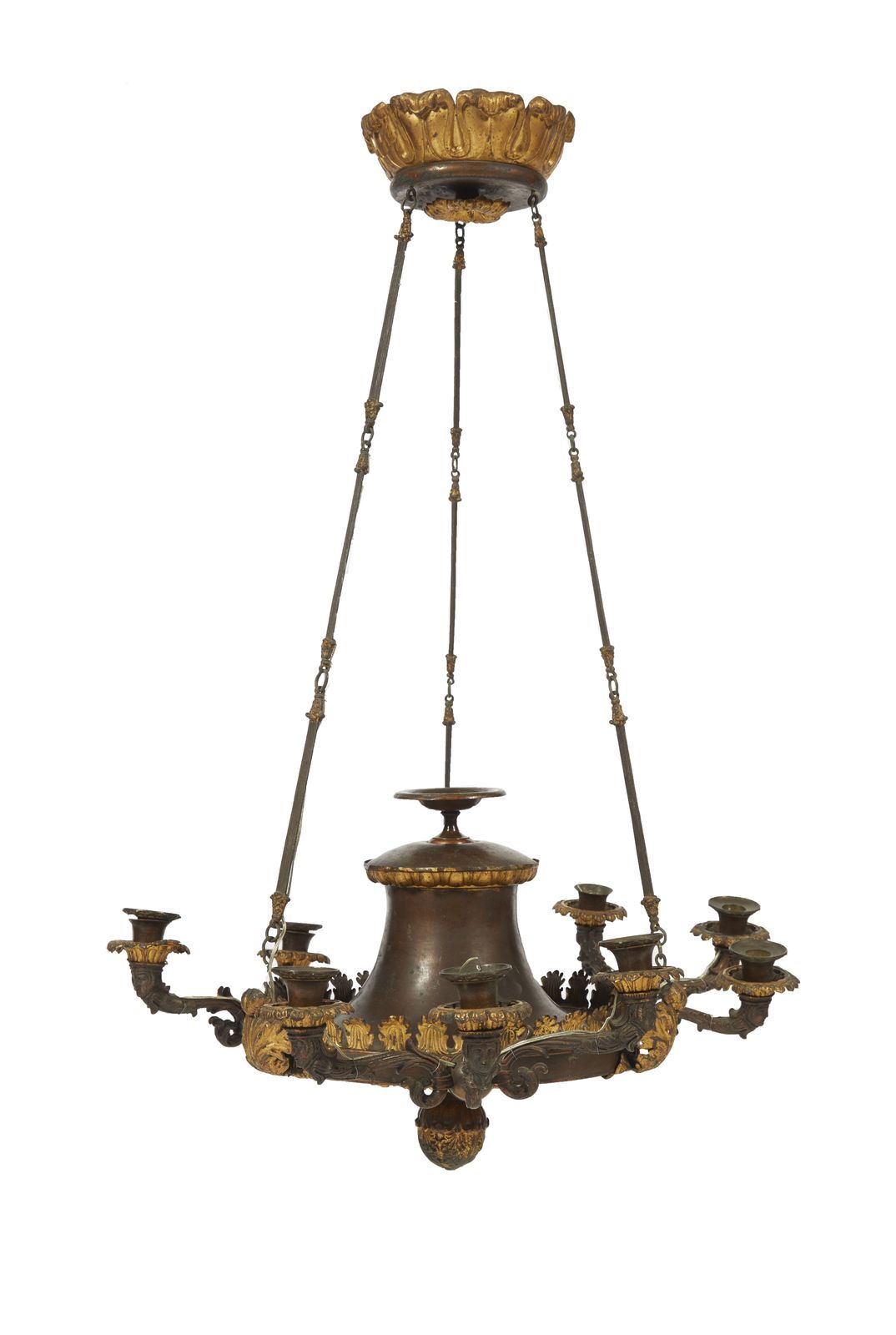 Null 122-Lámpara de chapa patinada y dorada con nueve brazos de luces decorados &hellip;
