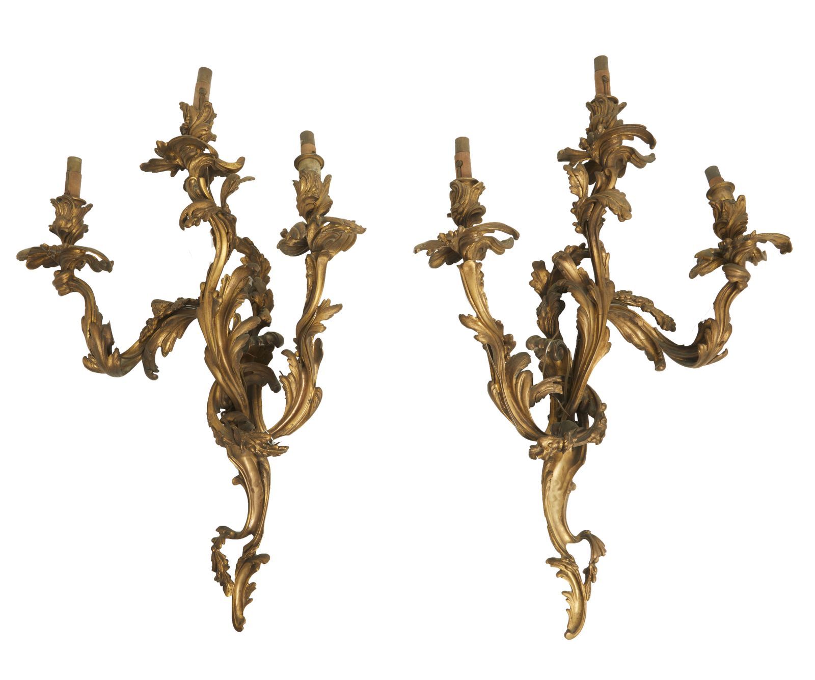 Null 141-四只铜雕和镀金的三臂壁灯，带罗盖尔和叶子装饰

路易十五风格；19世纪

55 x 42 厘米