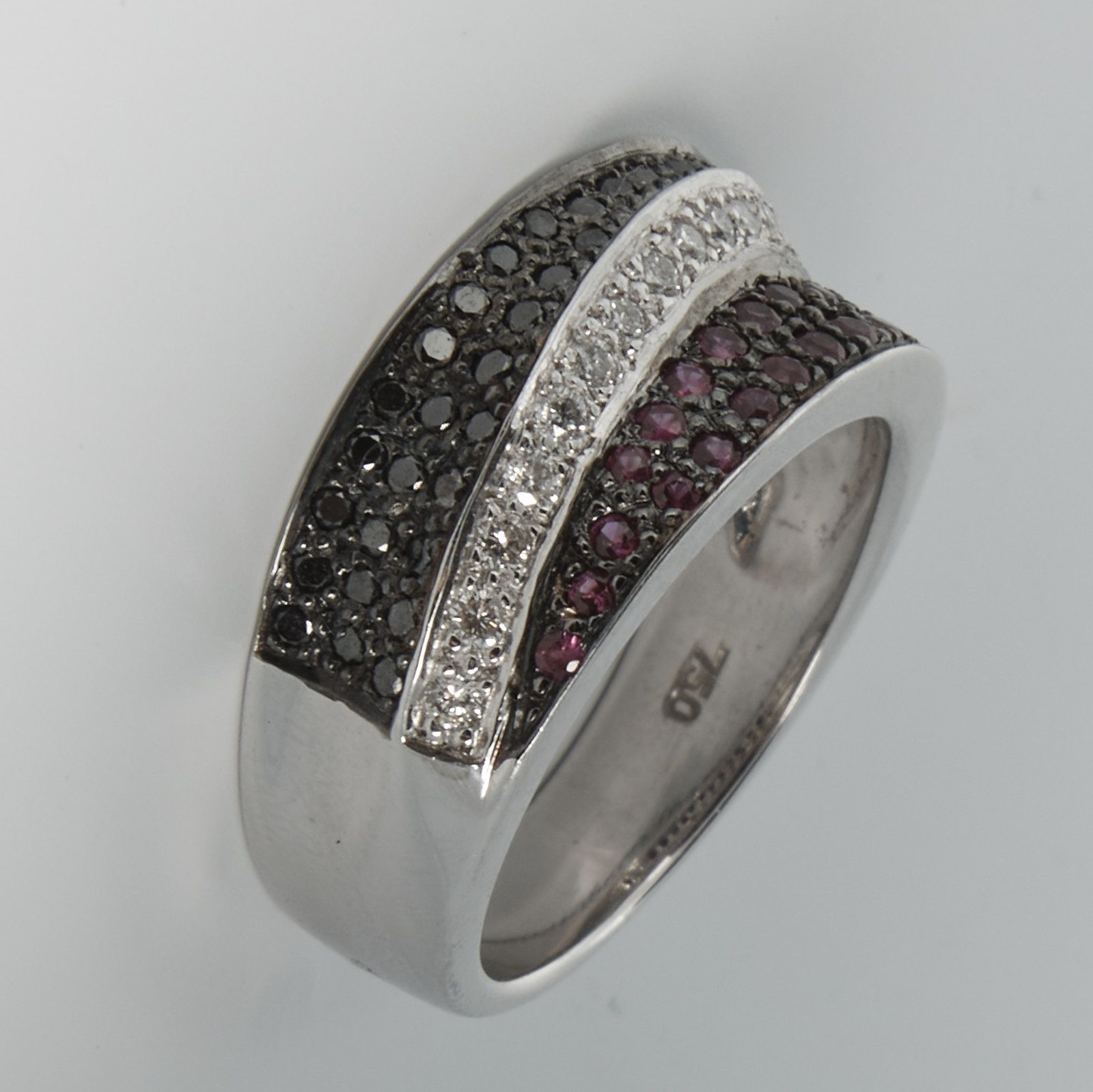 Null 266 Bague bayadère en or gris, diamants noirs, rubis et diamants blancs, to&hellip;