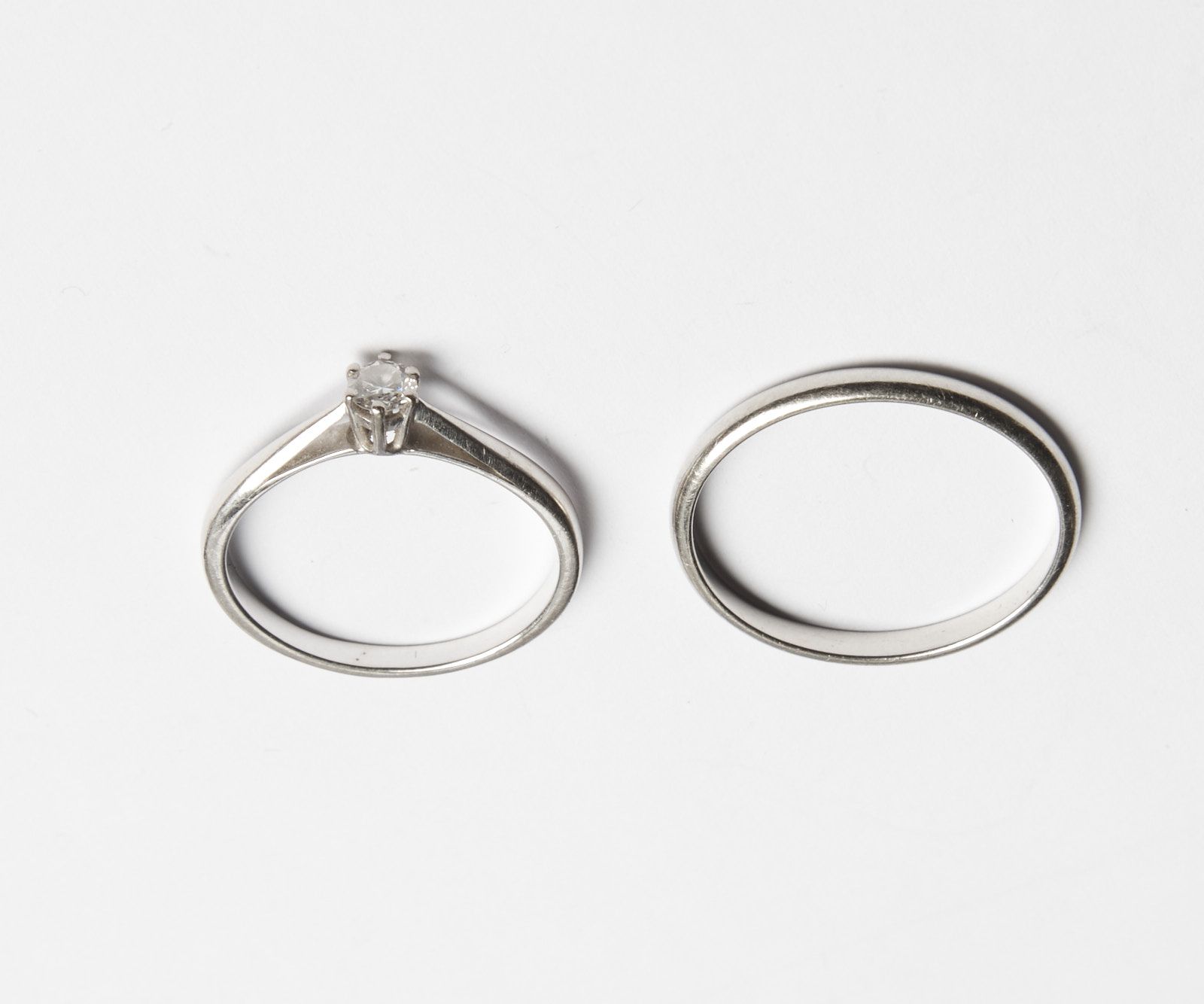 Null 324-白金结婚戒指，手指尺寸58，1.8克 一枚白金戒指，镶嵌0.10克拉的小钻石，手指尺寸53，重量2克1754