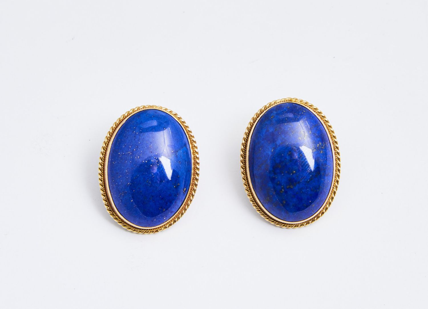 Null 185 Pair of ear clips in yellow gold and lapis lazuli cabochons, gross weig&hellip;