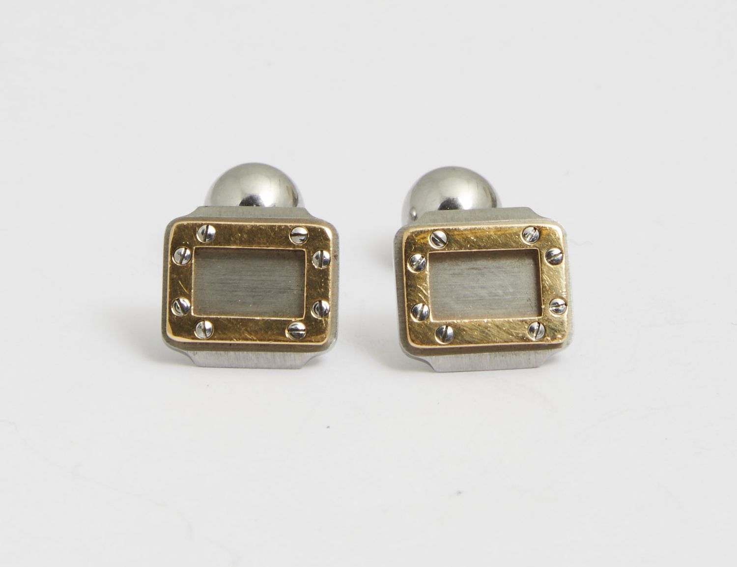 Null 238 CARTIER : Paire de boutons de manchettes Santos en or et acier, signés &hellip;