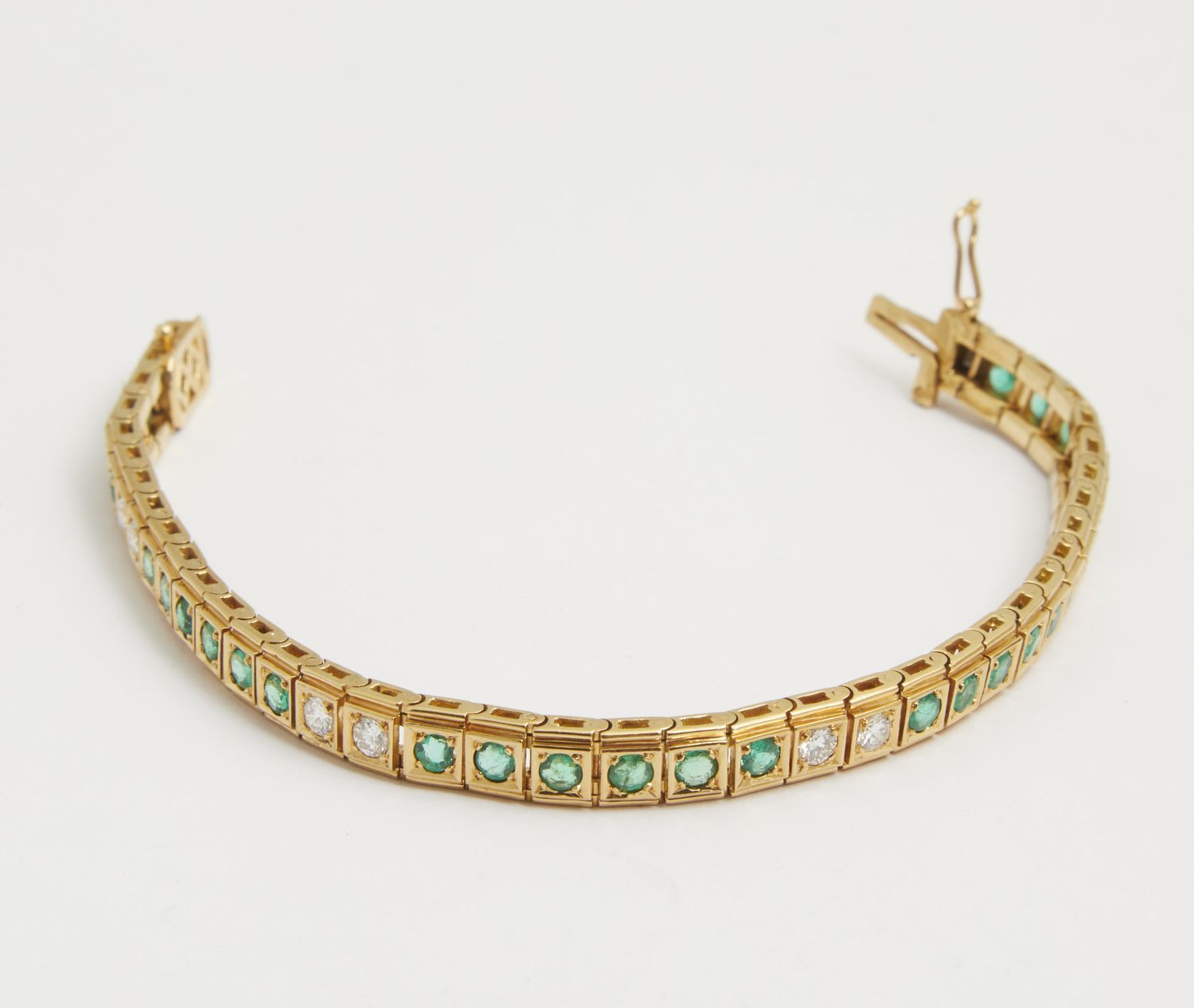 Null 234 Yellow gold, diamond and round emerald river bracelet,


22.9g