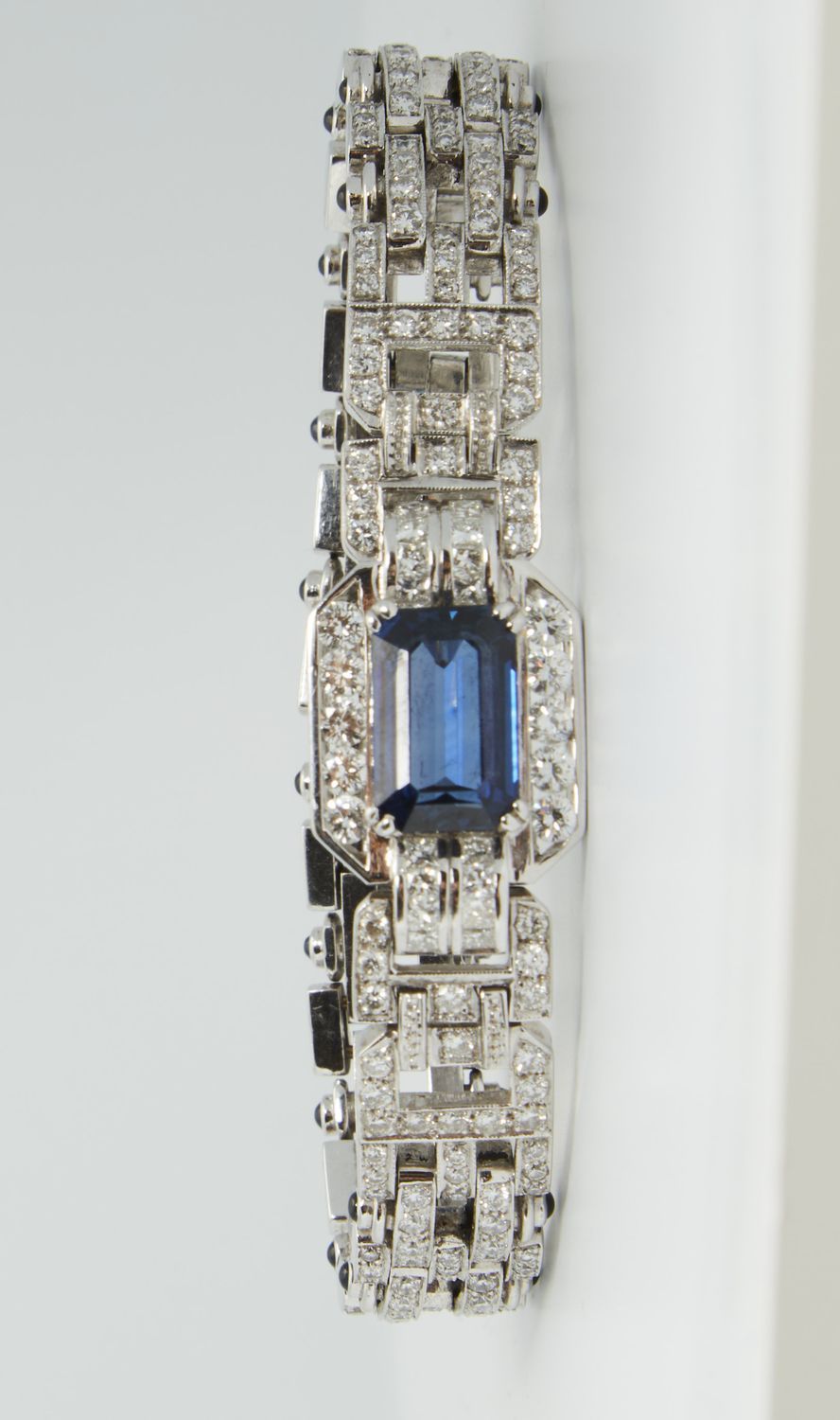 Null 269件重要的白金手镯，圆形明亮式切割和公主式切割的钻石，突出一个大的矩形切割蓝宝石，估计重量为6.70克拉，64.3克