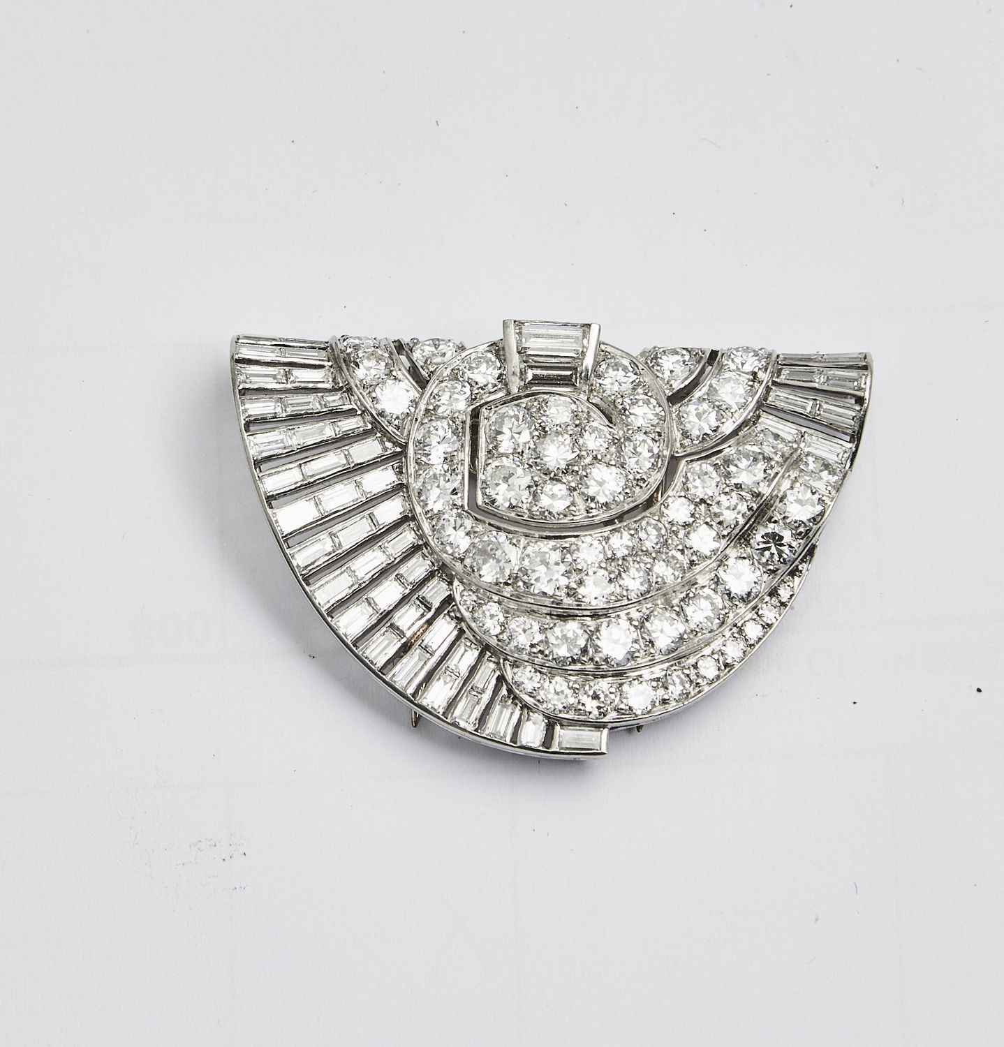 Null 206 铂金和白金十字形领夹元素，镶嵌小方钻和圆钻，宽4厘米，重15.2克