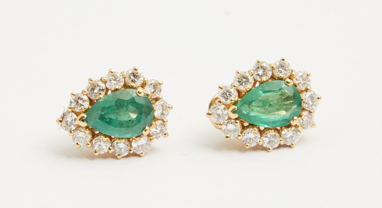 Null 314 Pair of pierced ear clips in yellow gold with pear-shaped emeralds surr&hellip;