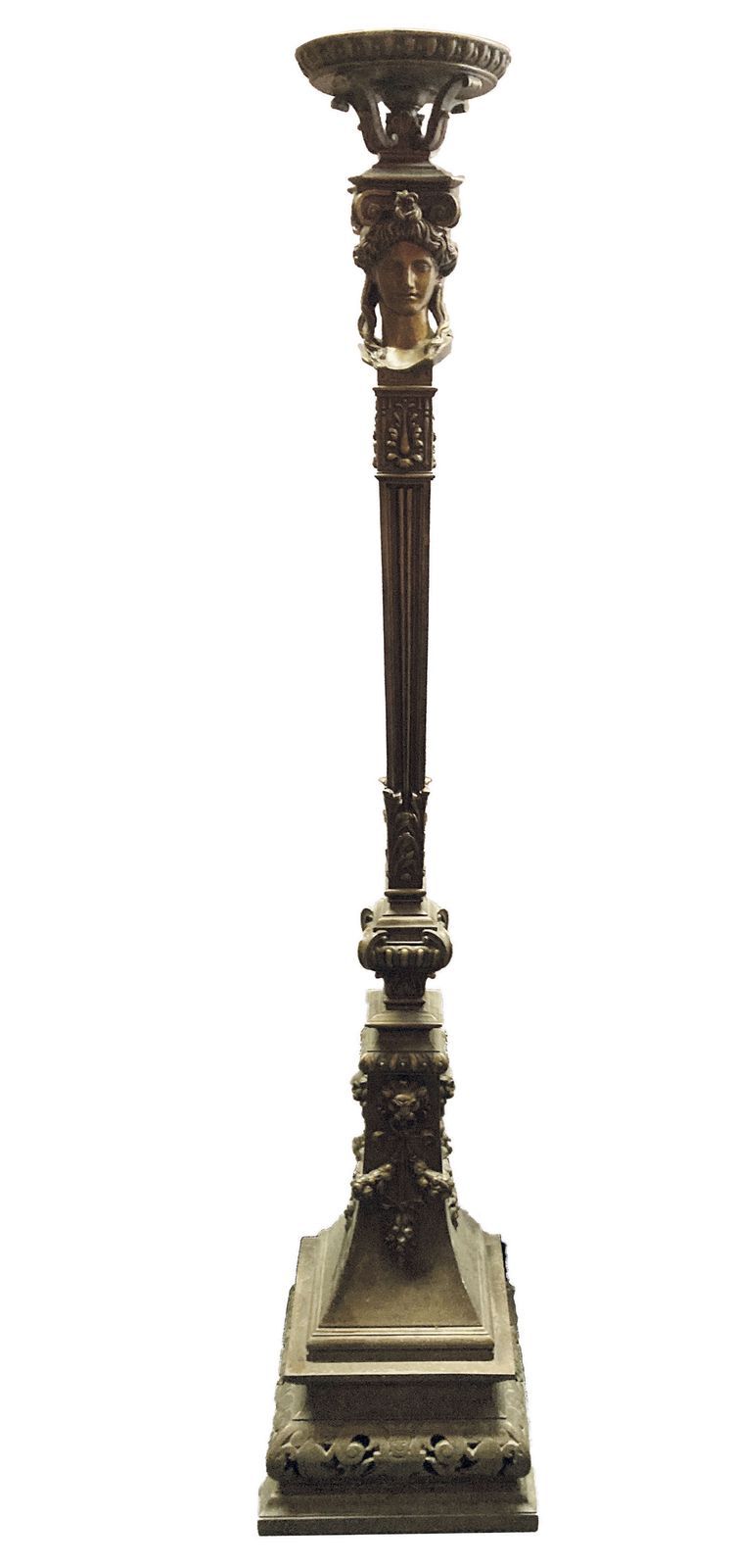 Null 230 铸铁落地灯，有铜锈，装饰有鞘中的加里多尼亚，有凹槽和叶子的轴，截顶的圆锥形底座部分镂空。

约1880年。

身高：182厘米