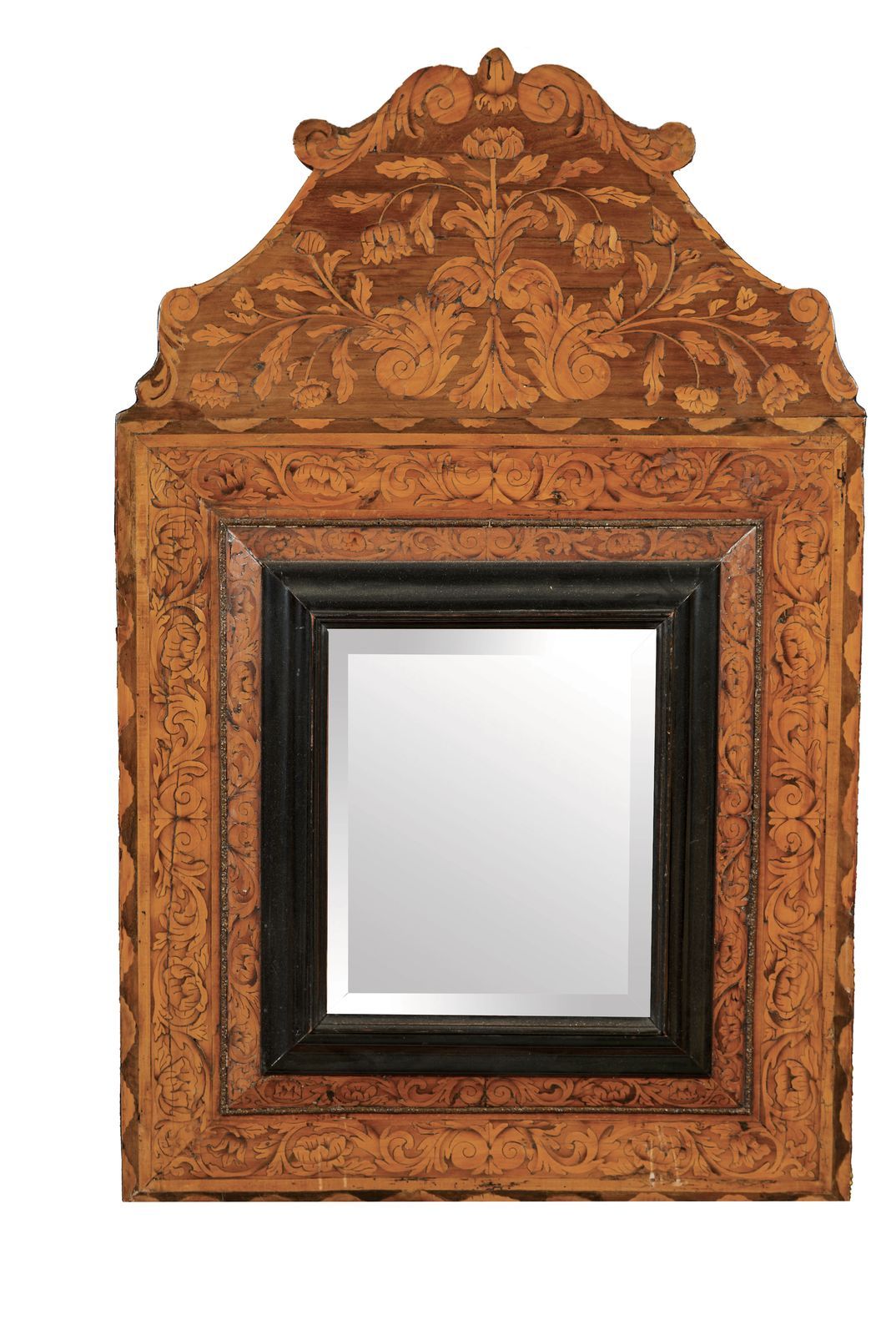 Null 134-胡桃木镶嵌的镜子，有卷轴，涡流和着色的木头，在一个铜丝的框架中。

17世纪末，18世纪初。

92 x 58 cm