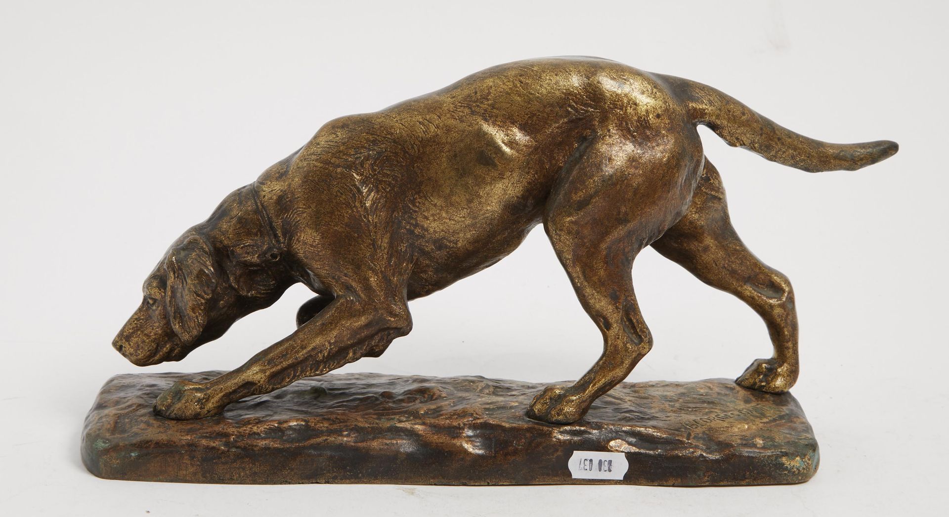 Null 228之二 乔治-加德(1863-1939) 
处于停滞状态的小猎犬
签署在露台上的金色铜质雕塑
19,5x37,5x10厘米