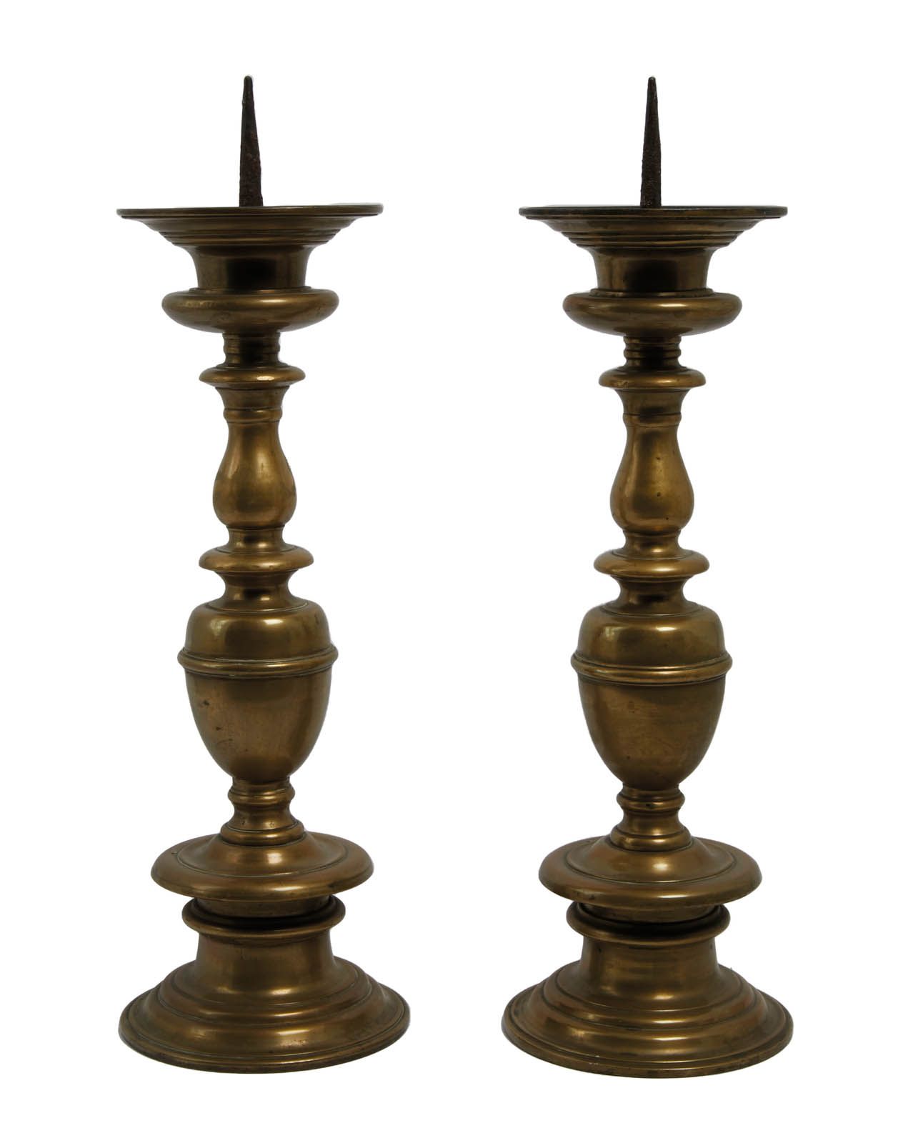 Null 270 Paire de piques-cierges en bronze à fûts en vase et balustre.
XVIIème s&hellip;