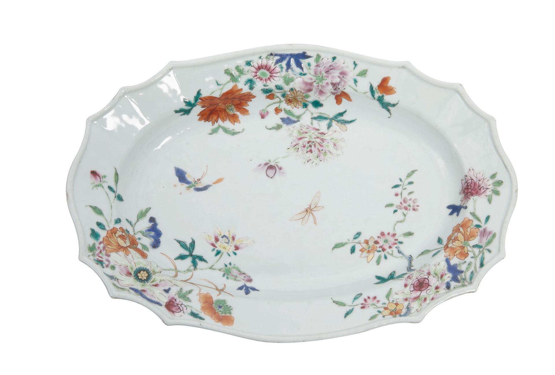 Null 61 中国：一对扇形盘，多色的花和蝴蝶的装饰。年代：乾隆：1736-1795。 
状态：缺损。 
尺寸：23x 33.5厘米 
(LL)