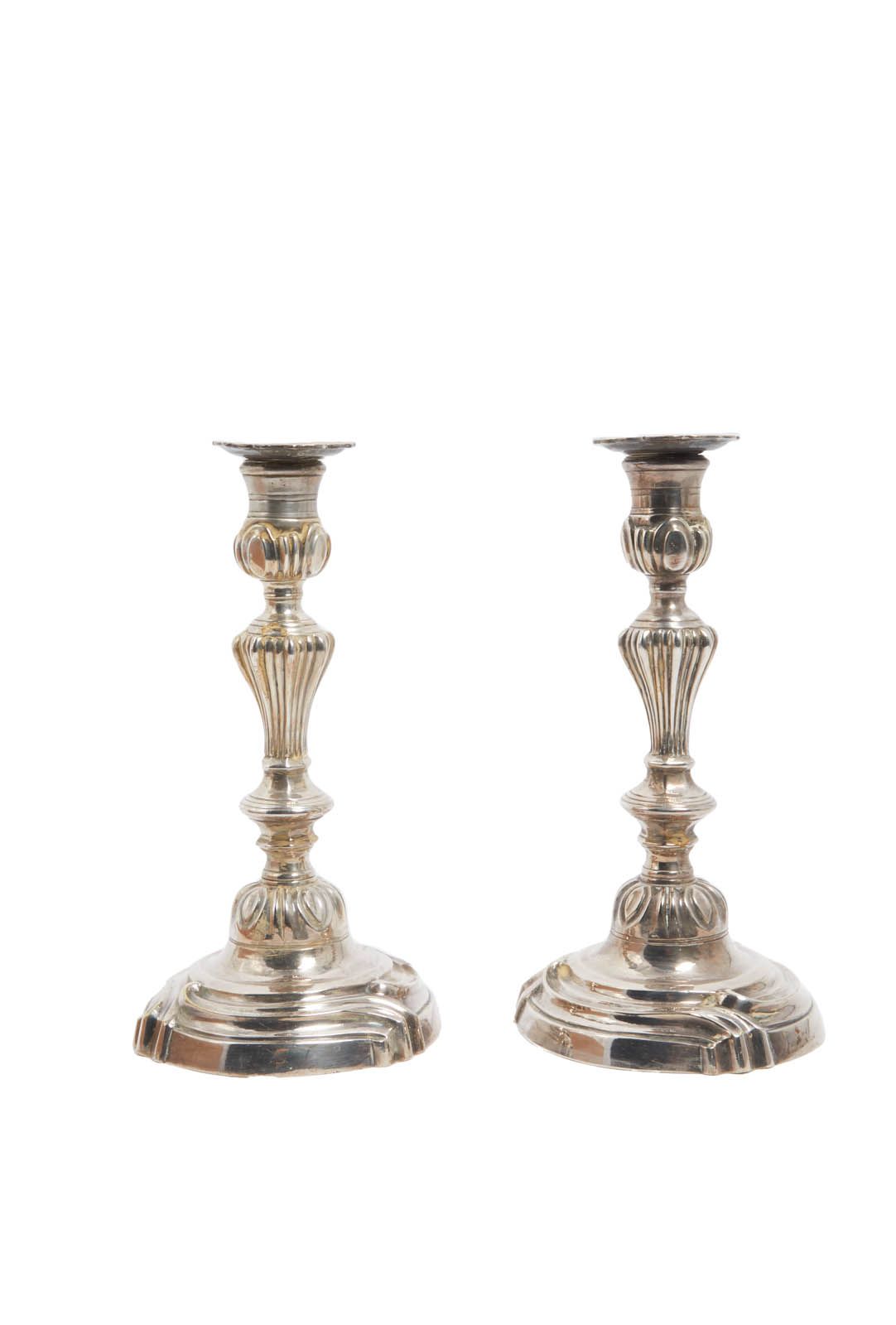 Null 18- Pair of rocaille style candlesticks in silvered bronze.
Height 26cm.