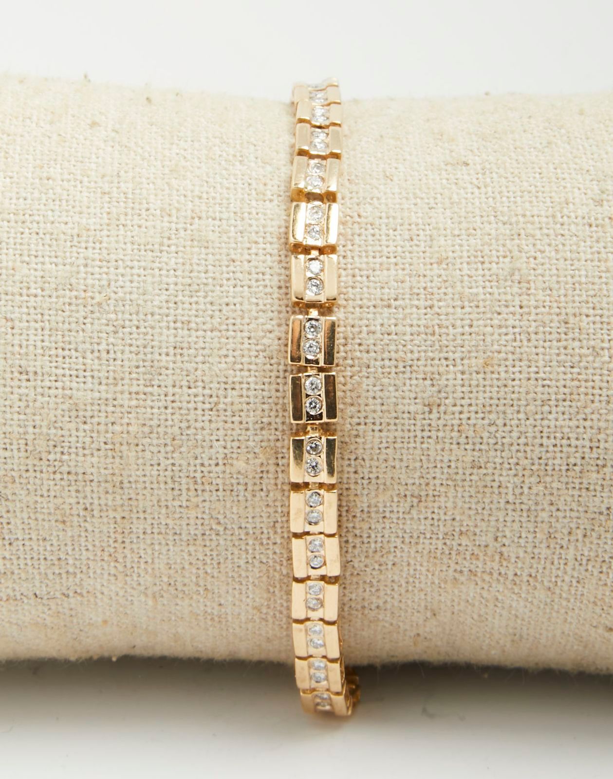 Null 324 Flussarmband aus Gelbgold mit65 Diamanten im Brillantschliff, 19,5 cm.
&hellip;
