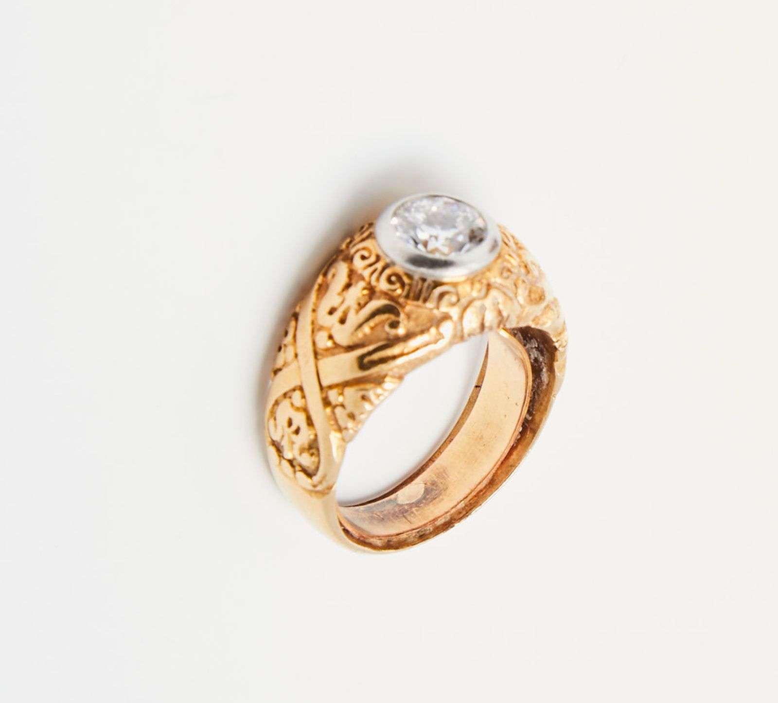 Null 336 黄金交错戒指，镶嵌着一颗白金钻石，约0.80克拉。
带项链
手指大小：49
12.5g