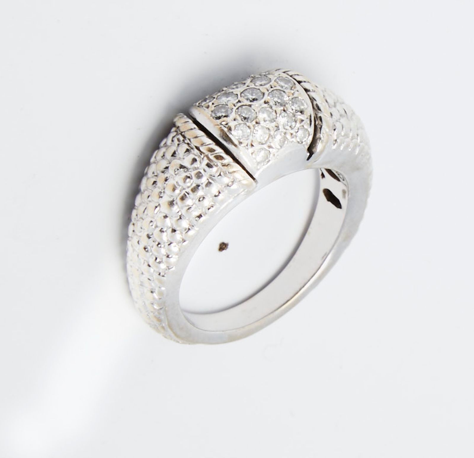Null 368 White gold ring set with a small diamond in a hammered gold setting.
10&hellip;