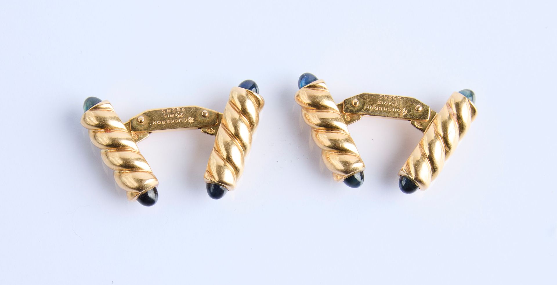 Null 87 BOUCHERON: Pair of cufflinks in twisted yellow gold and sapphire cabocho&hellip;