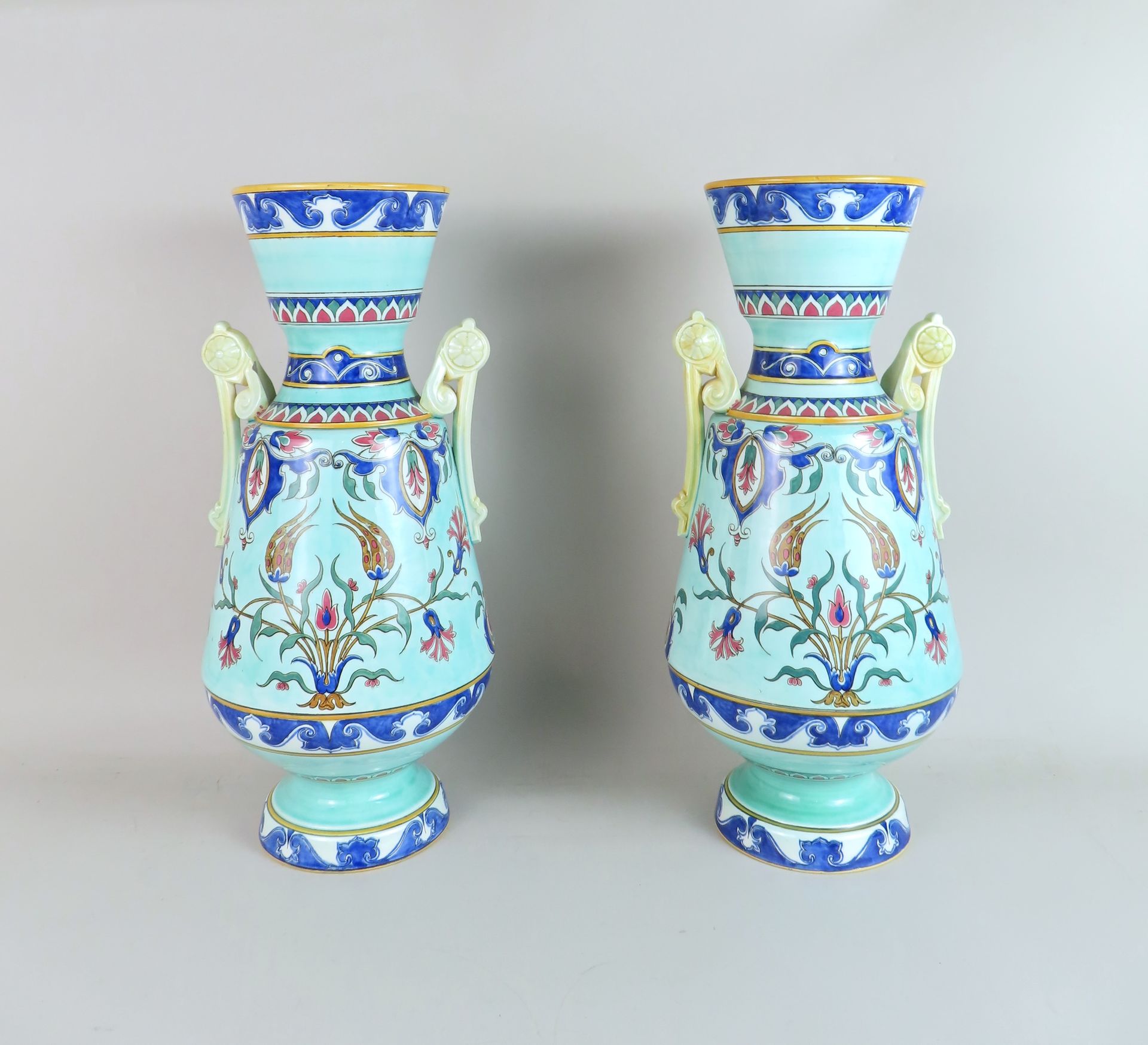 Null 萨拉热窝一对 "伊特鲁里亚 "形花瓶，小底座上有两个把手，多色陶器上装饰有伊兹尼克风格的花卉卷轴和阿拉伯式花饰。底座下有签名和浮雕。高 47.5 厘米&hellip;