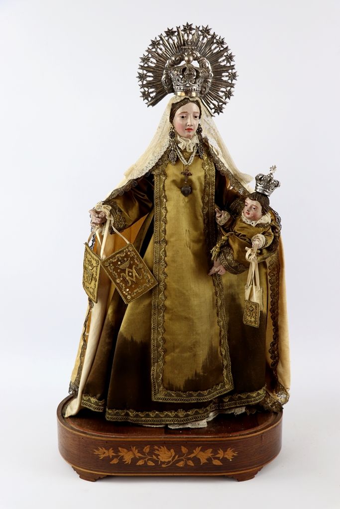 Null 与孩子在一起的保护圣母。两人都有丰富的装饰，戴着凿刻的皇冠。在一个修复时期的地球仪下，有一个镶嵌花的底座。圣母的高度：68厘米。总高度：78x39x2&hellip;