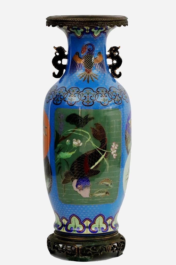 Null 日本。铜制景泰蓝珐琅柱形花瓶，蓝底饰有鲤鱼和鸟的图案，颈部饰有凤凰，两个把手是龙的形状。标签为 "L'Escalier de cristal"。高度：&hellip;