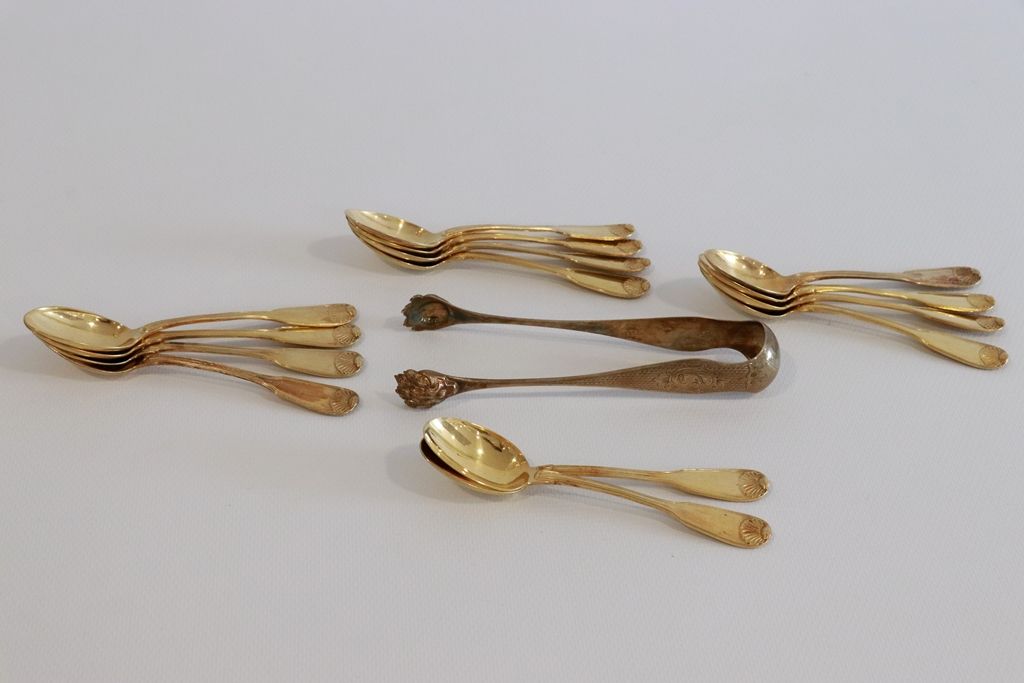 Null Fourteen small spoons in vermeil and a silver sugar tong. Total weight : 37&hellip;