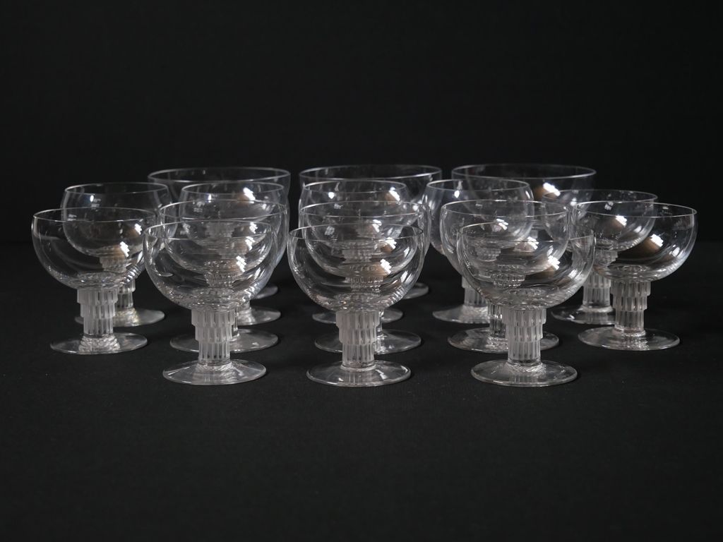 RENE LALIQUE (1860-1945) 勒内-拉里克（1860-1945）。玻璃杯套装的一部分，竹制模型，包括8个马德拉杯N°5（高度：8.2厘米），&hellip;