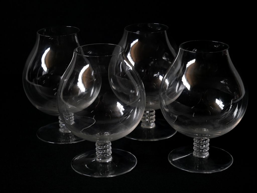 RENE LALIQUE (1860-1945) 勒内-拉里克（1860-1945）。四只精致的品酒杯，神户款，白玻璃，吹塑高脚杯，模压脚。高度：14厘米。19&hellip;