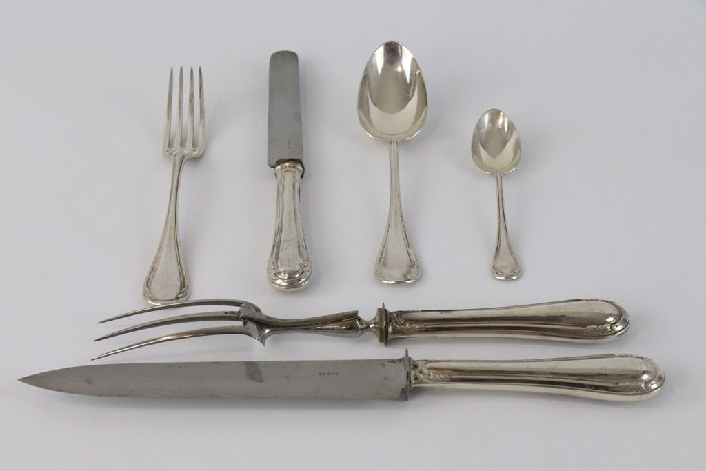 Null 一套12个大餐具，12个甜点勺（重量：2.232克），12把钢刀和银柄的大刀和一个钢刀和银柄的餐具（1.194克）。标记：Minerve。总毛重：3.&hellip;