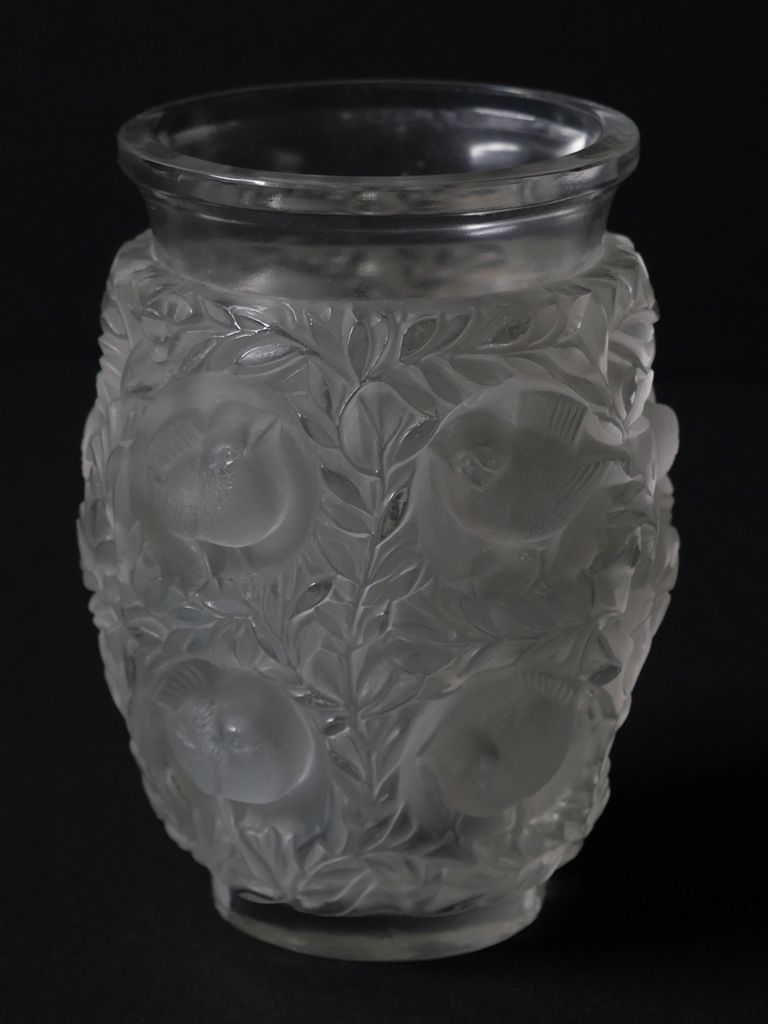 RENE LALIQUE (1860-1945) René LALIQUE (1860-1945). Vase Bagatelle en verre blanc&hellip;