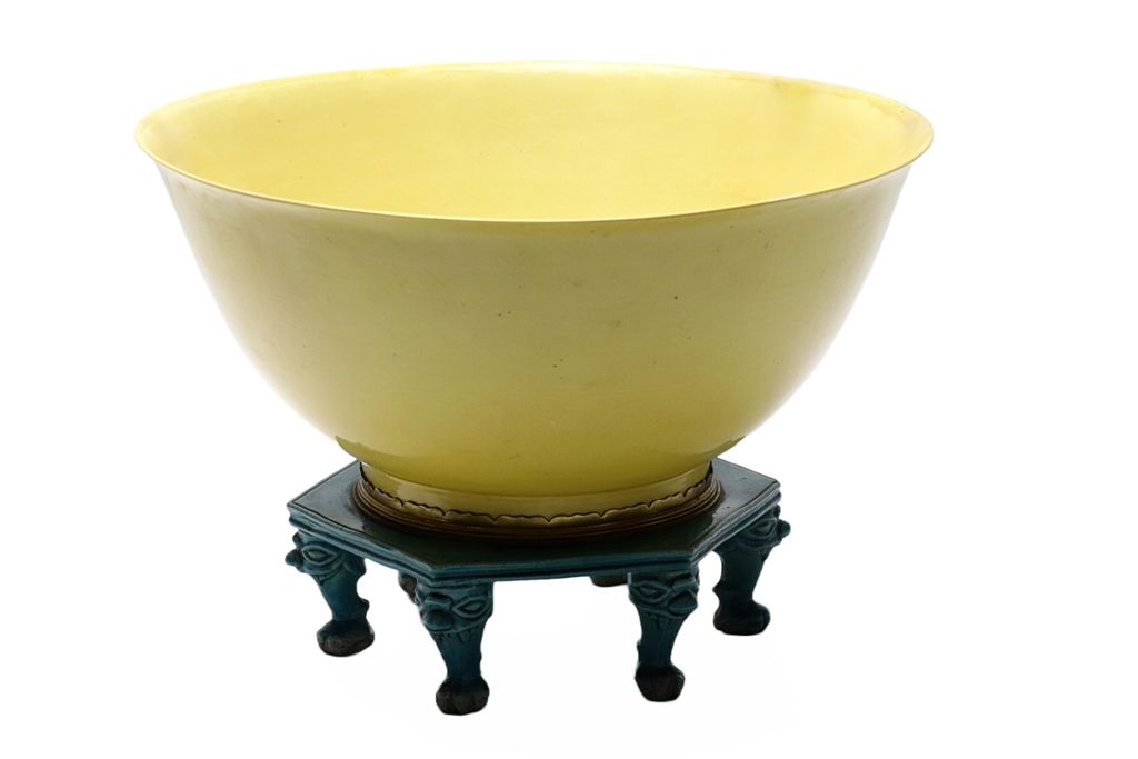 CHINE, époque KANGXI (1662-1722) 中国。黄色单色釉瓷大碗，小跟上有一个外翻的墙，底部有一个康熙的釉下六开彩字样。由一个铜箍连接，&hellip;