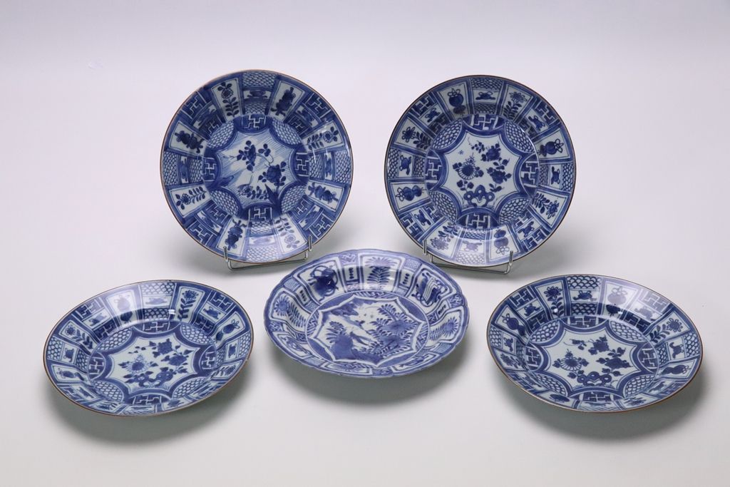 JAPON, XVIIe et XVIIIe siècle 日本。5个青花瓷盘，其中4个是套盘，为克拉克风格，在交替的方框内装饰着花卉和吉祥图案。17和18世纪&hellip;