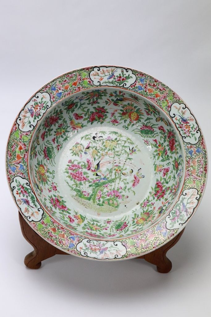 CHINE, fin XIXe siècle 中国。一个广东瓷碗，用Famille Rose珐琅彩装饰着鸟、蝴蝶、花和水果。19世纪晚期。高度：11厘米。直径：&hellip;