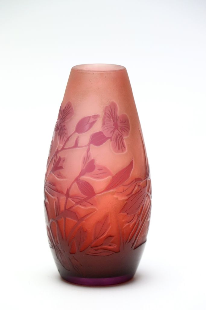 ÉTABLISSEMENT GALLÉ 建立Gallé。小卵形花瓶，在酒红色的背景上刻有花朵。签名。高度：10厘米