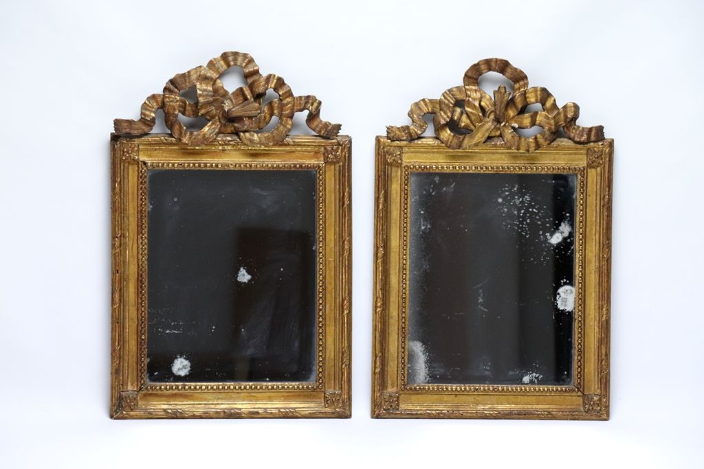 Null 一对长方形的小镜子，装在一个雕刻和镀金的木框里，有一个镂空的装饰带（事故）。十八世纪时期。尺寸：49x32厘米