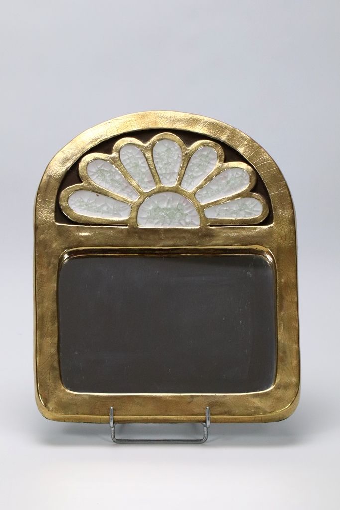 MITHÉ ESPELT (1923-2020) 米特-埃斯佩尔特（1923-2020）。镀金的陶瓷镜子，有一个装饰有玻璃花瓣的半圆形花环的花座。尺寸：30.5&hellip;