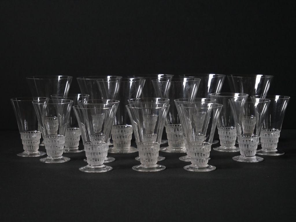 RENE LALIQUE (1860-1945) 勒内-拉里克（1860-1945）。部分玻璃服务模型Bourgueil，包括7个水杯N°2（高度：12.8厘米&hellip;
