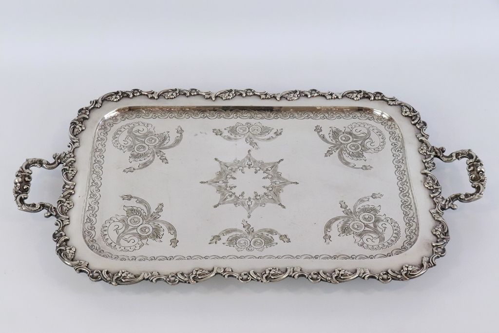 Null Important silver plated serving tray with two handles, resting on four smal&hellip;