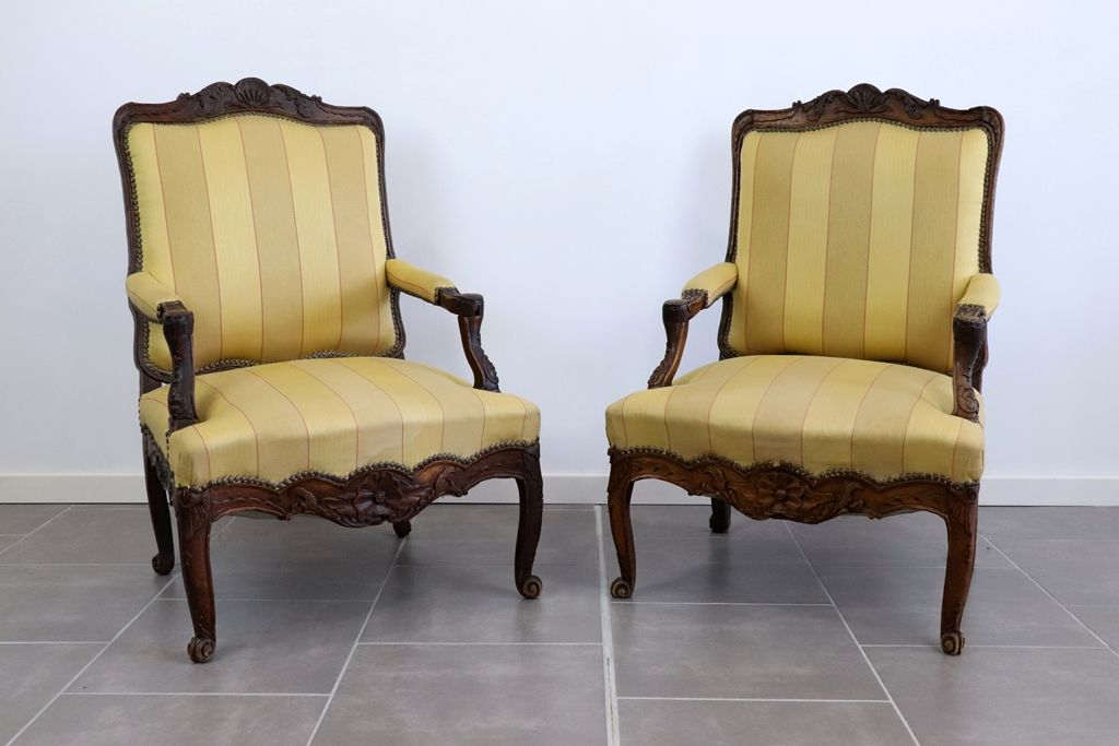 Null 一对路易十五时期的模制和雕刻的山毛榉木扶手椅，装饰有贝壳和刺桐叶，椅腿以卷轴结束。后面的装饰物。尺寸：106x70x61厘米