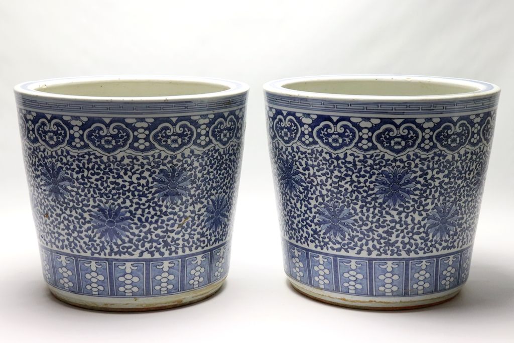 CHINE Pair of blue and white Chinese ceramic planters, one with a crack. First h&hellip;