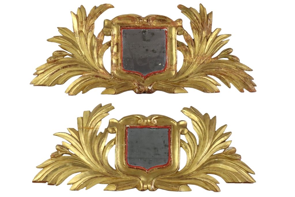 Null 两个雕刻和镀金的木质装饰元素，用叶子框住一面盾牌形式的镜子。失败和事故。尺寸：48x114厘米